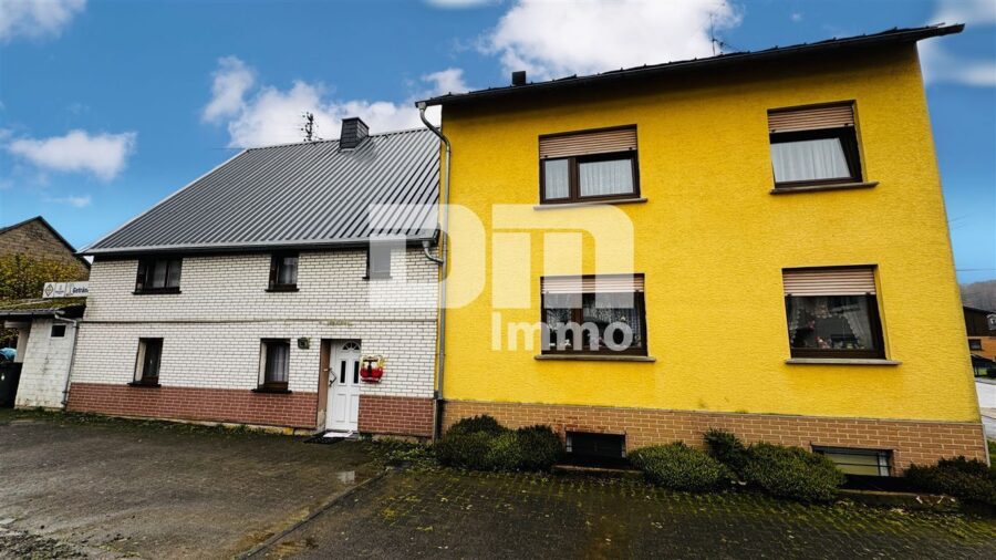 Wohnhausensemble auf großem Grundstück mit Nebengebäuden als langfristige Kapitalanlage - Rückansicht